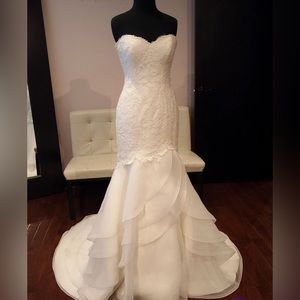 Paloma Blanca Style 4455.
Alencon Lace. Color: Natural
Off White